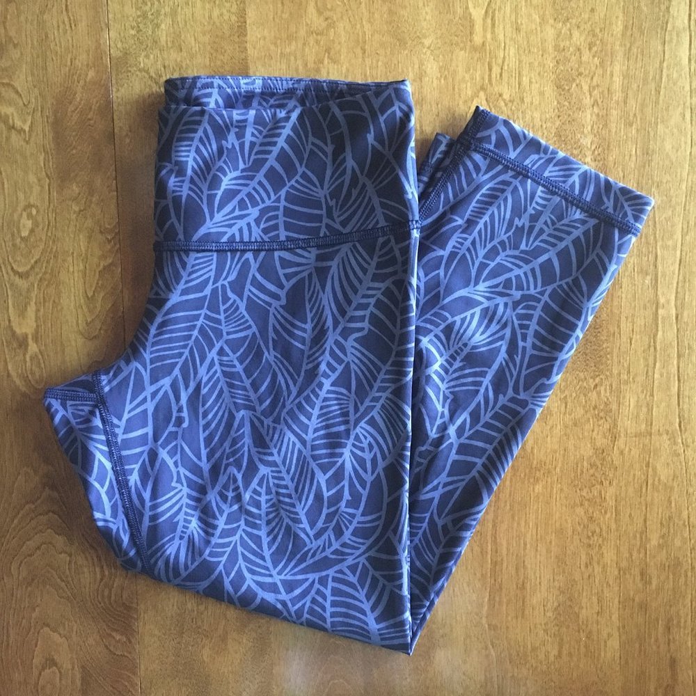 Lululemon cropped leggings 6 w/ flaw